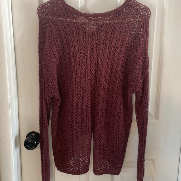 A maroon V-neck sweater by Eyeshadow - Picture 4 of 5